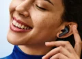 هدفون Samsung Galaxy Buds 3 FE در حال استفاده داخل گوش، با طراحی ارگونومیک و کنترل لمسی برای پخش موسیقی و تماس