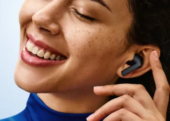 هدفون Samsung Galaxy Buds 3 FE در حال استفاده داخل گوش، با طراحی ارگونومیک و کنترل لمسی برای پخش موسیقی و تماس
