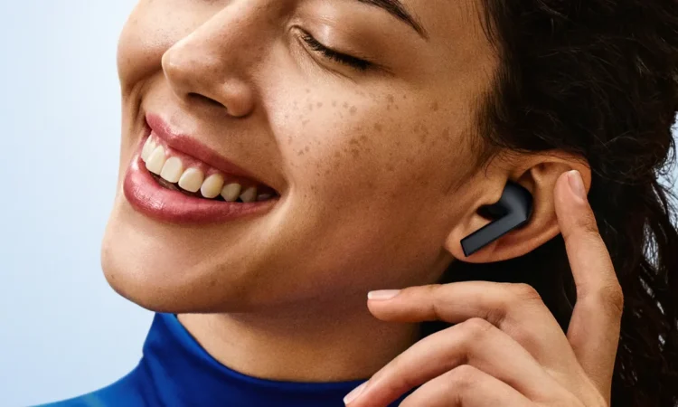 هدفون Samsung Galaxy Buds 3 FE در حال استفاده داخل گوش، با طراحی ارگونومیک و کنترل لمسی برای پخش موسیقی و تماس