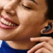 هدفون Samsung Galaxy Buds 3 FE در حال استفاده داخل گوش، با طراحی ارگونومیک و کنترل لمسی برای پخش موسیقی و تماس