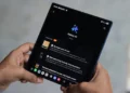 گوشی تاشوی Samsung Galaxy Z Fold 7 در حالت باز با رابط Galaxy AI روی نمایشگر، در دست کاربر و محیط پسزمینه مات