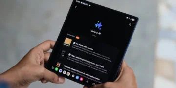 گوشی تاشوی Samsung Galaxy Z Fold 7 در حالت باز با رابط Galaxy AI روی نمایشگر، در دست کاربر و محیط پسزمینه مات