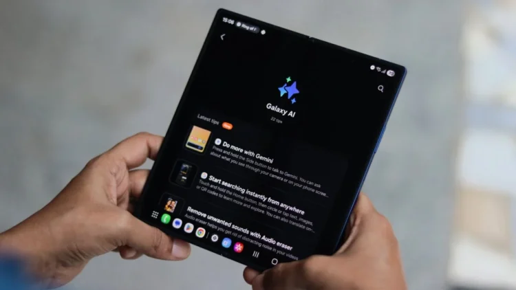 گوشی تاشوی Samsung Galaxy Z Fold 7 در حالت باز با رابط Galaxy AI روی نمایشگر، در دست کاربر و محیط پسزمینه مات