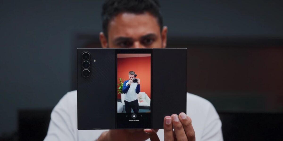 کاربر در حال کار با نمونه اولیه گوشی تاشوی سه تکه (Tri-Fold) سامسونگ.