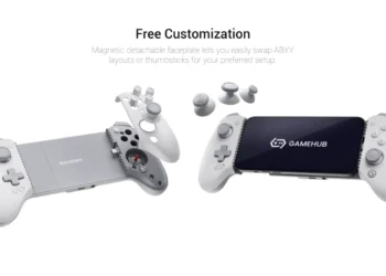 نمای چیدمان محصولات اپل شامل آیفون، آیپد و کنترلر GameSir G8 Plus با طراحی خاکستری، نمایش ارتباط رسمی با گواهی MFi اپل و سازگاری کامل با دستگاه‌های iPhone و iPad