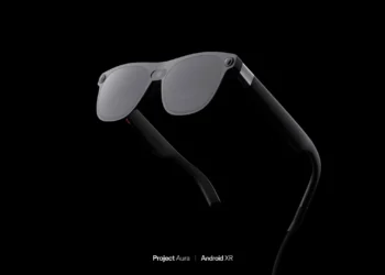 عینک واقعیت ترکیبی Project Aura گوگل با طراحی باریک و لنزهای تیره روی پس‌زمینه مشکی
