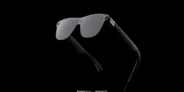 عینک واقعیت ترکیبی Project Aura گوگل با طراحی باریک و لنزهای تیره روی پسزمینه مشکی