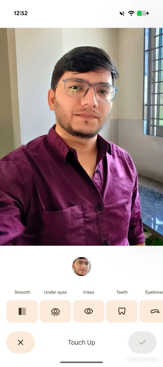 صفحه برنامه Google Photos با یک عکس سلفی و پاپآپ "Touch Up" که از کاربر میخواهد ویژگی روتوش چهره را نصب کند.