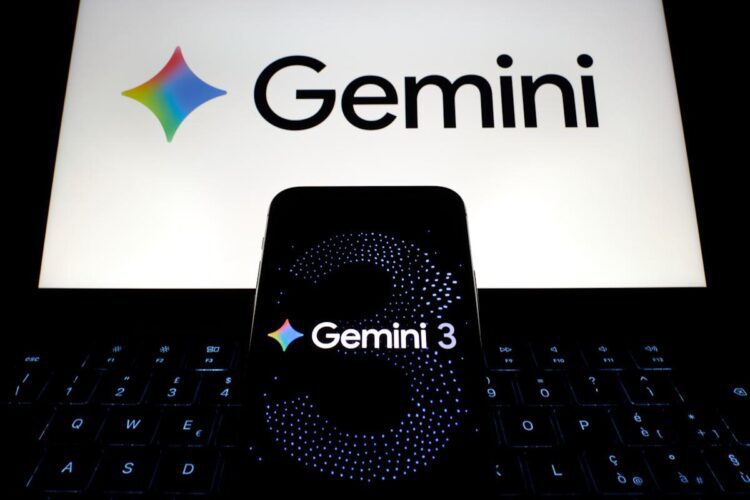 یک گوشی هوشمند با صفحه &laquo;Gemini 3&raquo; که روی کیبورد لپ&zwnj;تاپ قرار گرفته و لوگوی گوگل جمنای در نمایشگر پشت آن دیده می&zwnj;شود.