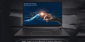 لپ‌تاپی که ویژگی مصرف انرژی بسیار پایین (0.13 وات) و نرخ نوسازی 1 تا 60 هرتز را نمایش می‌دهد.