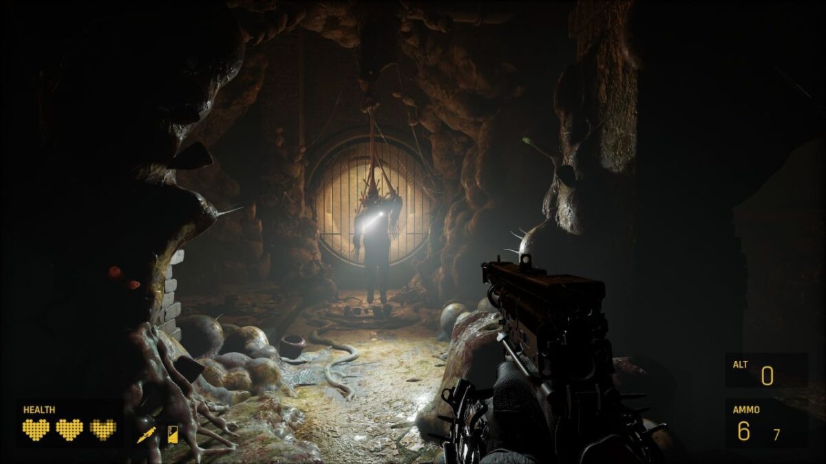 نمای اول‌ شخص از محیط تاریک و ارگانیک در Half-Life: Alyx، با سلاح در پیش‌ زمینه، نورپردازی سینمایی و فضای روایی سنگین، نماد تجربه واقعیت مجازی در سری Half-Life