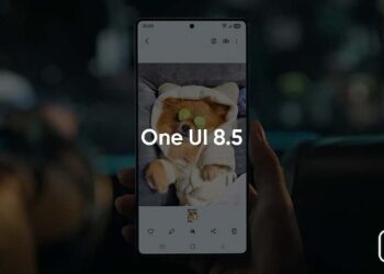 نمایشگر گوشی که عکسی از یک سگ با ماسک خیار روی صورتش را نشان میدهد و متن One UI 8.5 روی آن درج شده است.