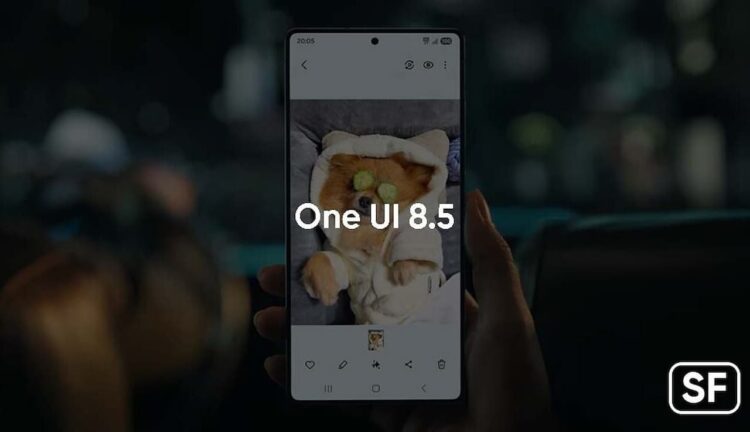 نمایشگر گوشی که عکسی از یک سگ با ماسک خیار روی صورتش را نشان می‌دهد و متن One UI 8.5 روی آن درج شده است.
