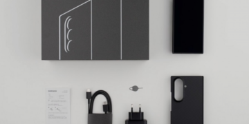 نمایی از بالا که محتویات جعبه گوشی سامسونگ گلکسی Z TriFold شامل خود گوشی، جعبه مشکی، آداپتور شارژر، کابل، قاب محافظ و دفترچه راهنما را نشان می‌دهد که به صورت منظم روی سطحی روشن چیده شده‌اند.