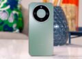 نمای پشت گوشی هوشمند آنر (Honor) به رنگ سبز با ماژول دوربین دایره‌ای بزرگ.