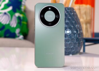 نمای پشت گوشی هوشمند آنر (Honor) به رنگ سبز با ماژول دوربین دایره‌ای بزرگ.