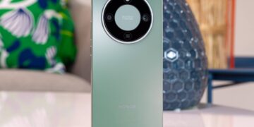 نمای پشت گوشی هوشمند آنر (Honor) به رنگ سبز با ماژول دوربین دایرهای بزرگ.