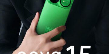 تصویر تبلیغاتی مدل Nova 15 Ultra هواوی با روکش سبز بافتدار در دست بازیگر چینی.