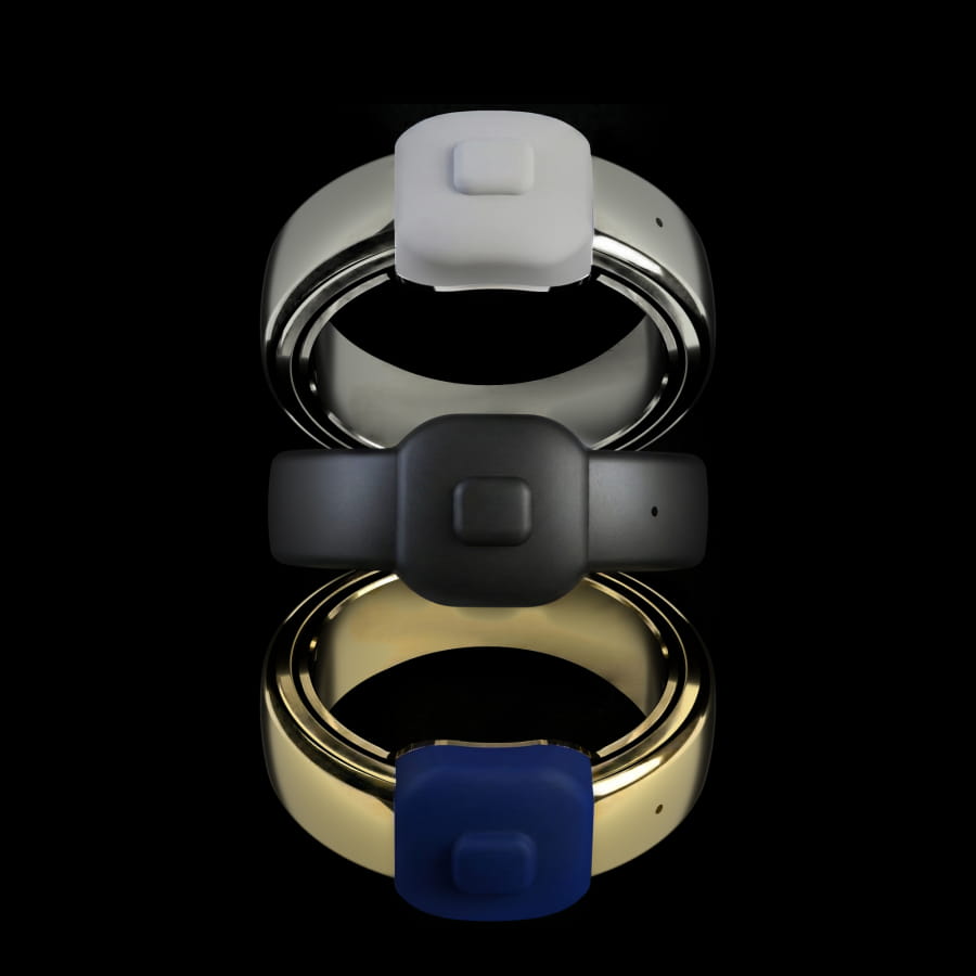 سه حلقه هوشمند Pebble Index در رنگهای نقرهای، مشکی و طلایی روی پسزمینه مشکی