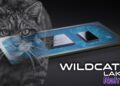 تصویر ترکیبی یک تراشه کامپیوتری گرافیکی آبی رنگ با نام "Intel" و چهره یک گربه وحشی در پس‌زمینه، همراه با متن "Wildcat Lake Refresh".