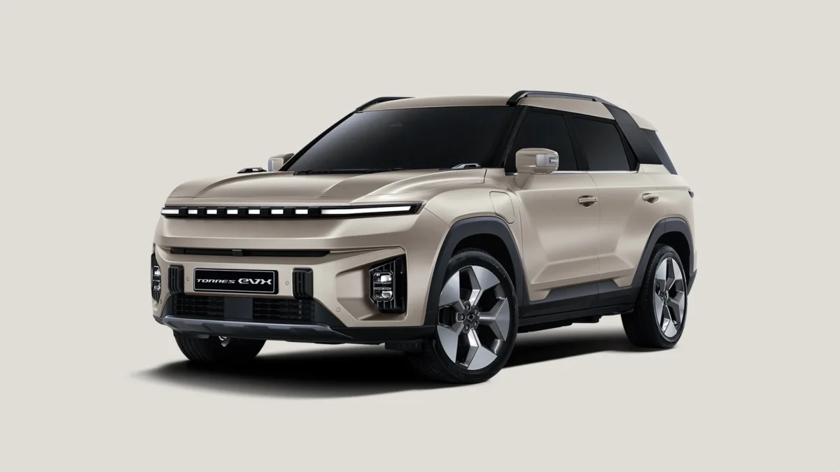 نمای سه رخ از خودروی برقی KGM Torres EVX به رنگ بژ.