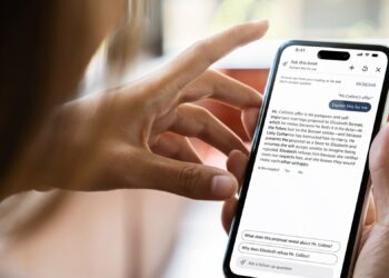نمایش قابلیت دستیار هوش مصنوعی در اپلیکیشن موبایل کیندل برای توضیح متن کتاب.