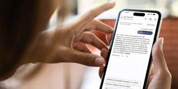 نمایش قابلیت دستیار هوش مصنوعی در اپلیکیشن موبایل کیندل برای توضیح متن کتاب.