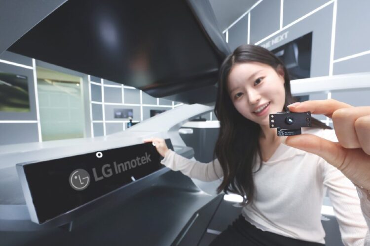 نمای دیگری از کارمند LG Innotek که ماژول حسگر دوربین را در محیط داخلی یک خودروی مدرن نشان میدهد.