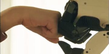 نمای نزدیک از مشت زدن (بزن قدش) یک انسان با دست مکانیکی ربات خانگی ال‌جی.