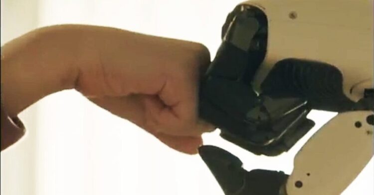 نمای نزدیک از مشت زدن (بزن قدش) یک انسان با دست مکانیکی ربات خانگی ال‌جی.