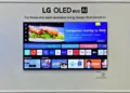 نمای نصب دیواری تلویزیون LG OLED evo AI G6 با رابط کاربری webOS، نمایش اپلیکیشن‌های استریم، داشبورد خانه هوشمند و طراحی فریم نازک گالری