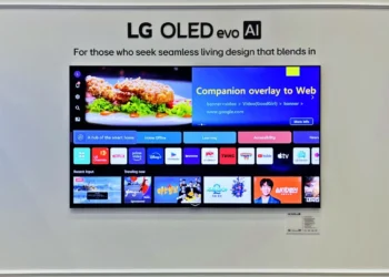 نمای نصب دیواری تلویزیون LG OLED evo AI G6 با رابط کاربری webOS، نمایش اپلیکیشن‌های استریم، داشبورد خانه هوشمند و طراحی فریم نازک گالری