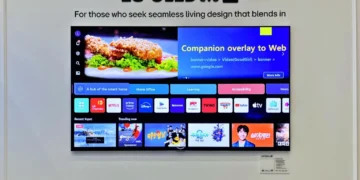 نمای نصب دیواری تلویزیون LG OLED evo AI G6 با رابط کاربری webOS، نمایش اپلیکیشن‌های استریم، داشبورد خانه هوشمند و طراحی فریم نازک گالری