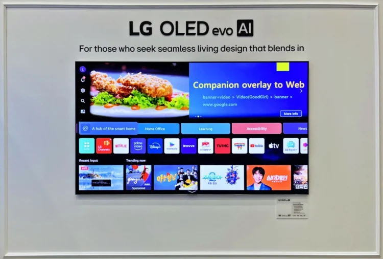 نمای نصب دیواری تلویزیون LG OLED evo AI G6 با رابط کاربری webOS، نمایش اپلیکیشن‌های استریم، داشبورد خانه هوشمند و طراحی فریم نازک گالری