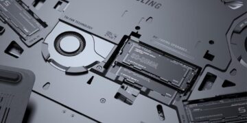 نمای داخلی یک لپ‌تاپ گیمینگ که دو اسلات رم SO-DIMM DDR5 و درایو SSD را نشان می‌دهد.