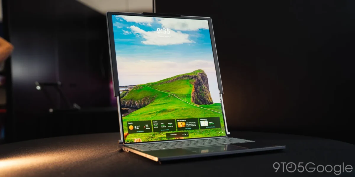 لپ‌تاپ گیمینگ لنوو در حال اجرای بازی «راکت لیگ» با کیبورد نورانی.