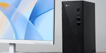 کیس کامپیوتر مشکی Lecoo که روی میز کنار مانیتور و ماوس سفید قرار دارد.