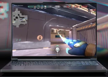 نمای گیم‌پلی یک بازی شوتر اول‌شخص روی نمایشگر لپ‌تاپ Lenovo Legion با رابط کاربری HUD، نقشه بازی و افکت‌های گرافیکی اکشن