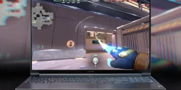 نمای گیم‌پلی یک بازی شوتر اول‌شخص روی نمایشگر لپ‌تاپ Lenovo Legion با رابط کاربری HUD، نقشه بازی و افکت‌های گرافیکی اکشن