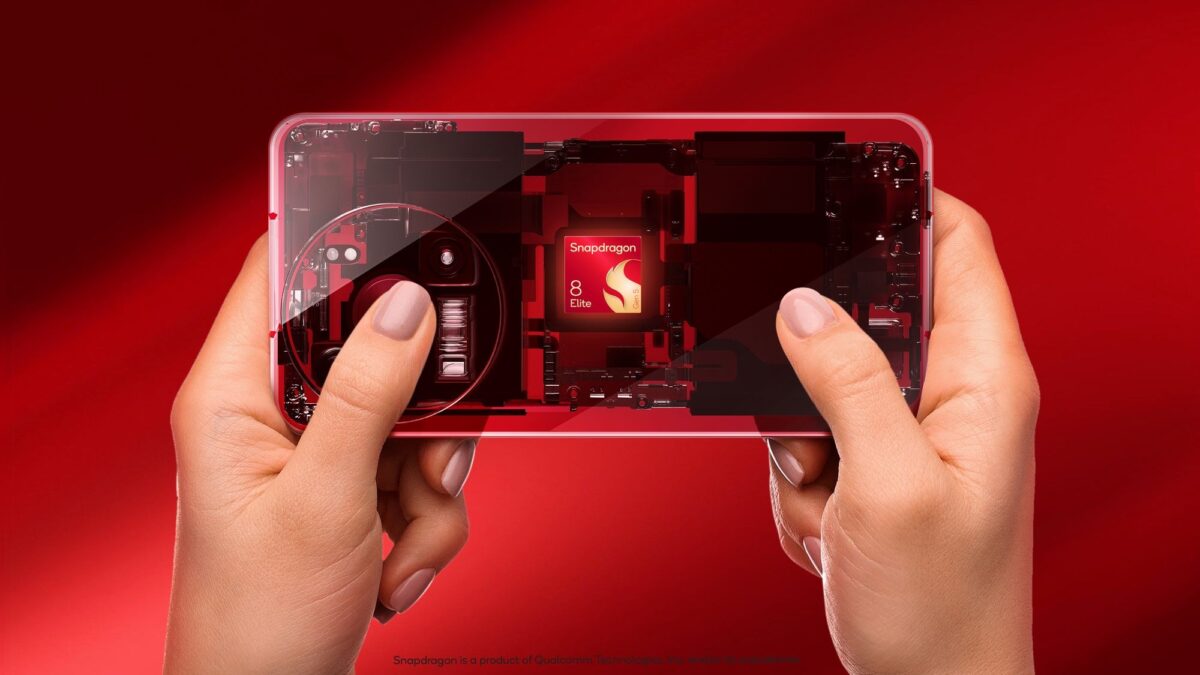 نمای مفهومی گوشی هوشمند با بدنه شفاف، نمایش داخلی سختافزار و تراشه Snapdragon 8 Elite در مرکز، روی پسزمینه قرمز