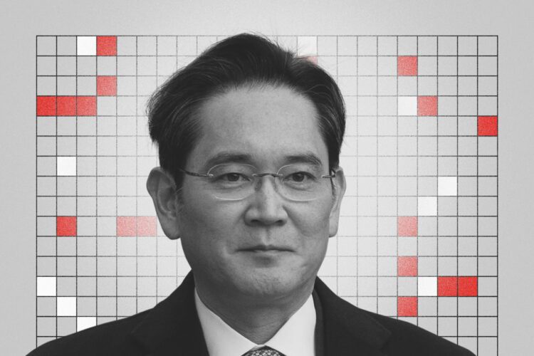 تصویر مفهومی پرتره رسمی جی وای لی رییس سامسونگ مرتبط با مدیریت و ساختار شرکتی، با پس‌زمینه گرافیکی شبکه‌ای و المان‌های داده‌محور قرمز و خاکستری