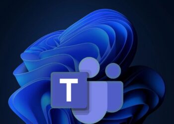 لوگوی برنامه Microsoft Teams (یک مربع بنفش با حرف T و دو شکل فرد) بر روی پس‌زمینه تیره والپیپر انتزاعی Windows 11 با رنگ آبی.
