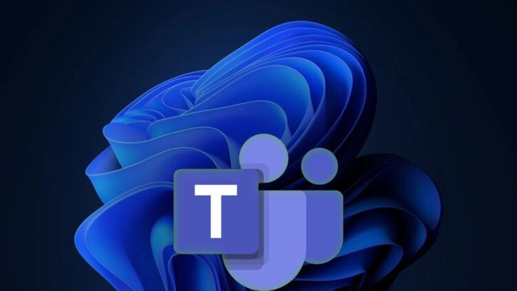 لوگوی برنامه Microsoft Teams (یک مربع بنفش با حرف T و دو شکل فرد) بر روی پس‌زمینه تیره والپیپر انتزاعی Windows 11 با رنگ آبی.