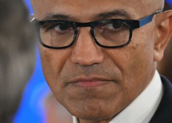 تصویر کلوزآپ از چهره ساتیا نادلا، مدیرعامل مایکروسافت.