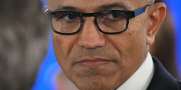 تصویر کلوزآپ از چهره ساتیا نادلا، مدیرعامل مایکروسافت.