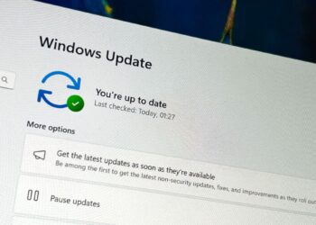 صفحهی بهروزرسانی ویندوز (Windows Update) در یک کامپیوتر که نشان میدهد سیستم "بهروز است" ("You're up to date") و گزینههایی برای "دریافت آخرین بهروزرسانیها به محض در دسترس بودن" و "مکث بهروزرسانیها" وجود دارد.