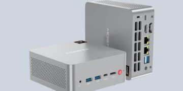 نمای ۳۶۰ درجه از مینی پی‌سی نقره‌ای Morefine M900 مجهز به تراشه‌های Ryzen AI و پورت‌های متنوع.