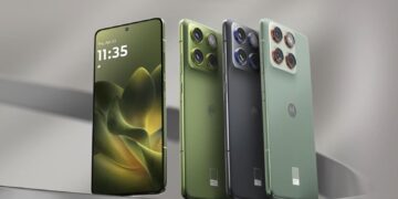 نمای تبلیغاتی گوشی Moto X70 Air در چند رنگ مختلف با نمایش طراحی باریک، نمایشگر تمام‌صفحه و ماژول دوربین چندگانه با چیدمان مربعی، تمرکز بر طراحی مدرن و سبک گوشی