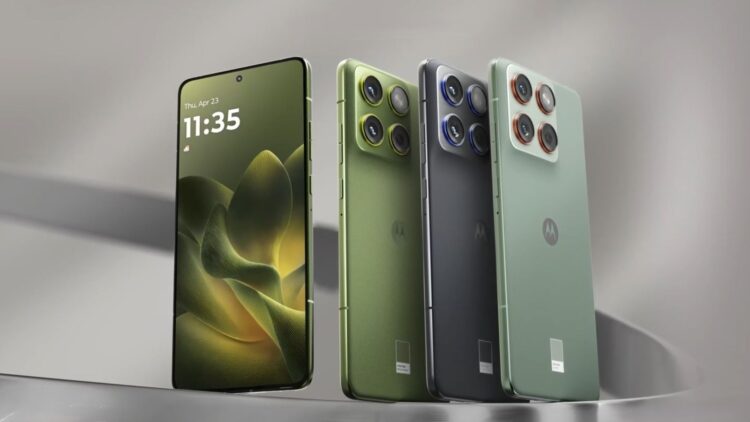 نمای تبلیغاتی گوشی Moto X70 Air در چند رنگ مختلف با نمایش طراحی باریک، نمایشگر تمام‌صفحه و ماژول دوربین چندگانه با چیدمان مربعی، تمرکز بر طراحی مدرن و سبک گوشی