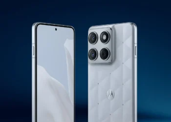 تبلیغ گوشی Motorola Edge 70 Swarovski Edition با پسزمینه آسمان و کریستالهای سواروسکی در پیشزمینه.